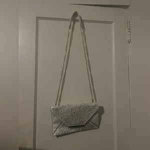 BEAUTIFUL CLUTCH WITH CHAIN STRAP